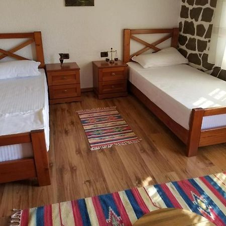 Bed & Breakfast Local Living Edi Берат Екстериор снимка