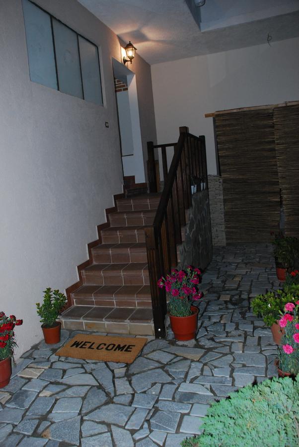 Bed & Breakfast Local Living Edi Берат Екстериор снимка